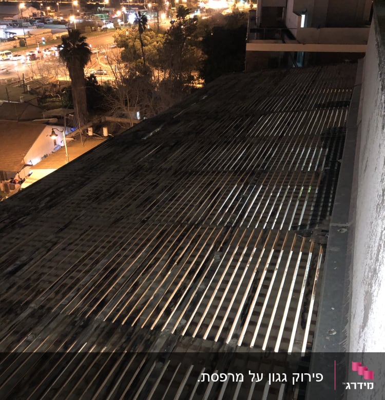 גג מתכת עם קורות ברזל מוארות בלילה
